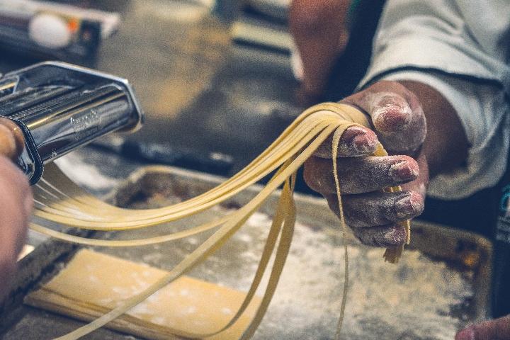 Bonne femme préparant un reçu fait main à la cuisine de la maison - local  Concept alimentaire avec préparation de pâtes italiennes faites maison -  chaud filtre de rétroéclairage lumineux Photo Stock - Alamy